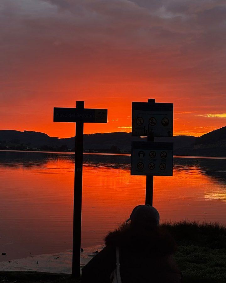 Atardecer naranja reflejado en la bahía