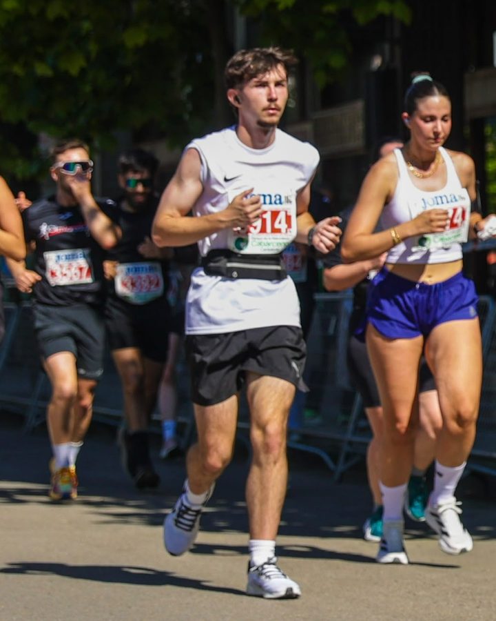 Mario corriendo una carrera popular con el dorsal 4421