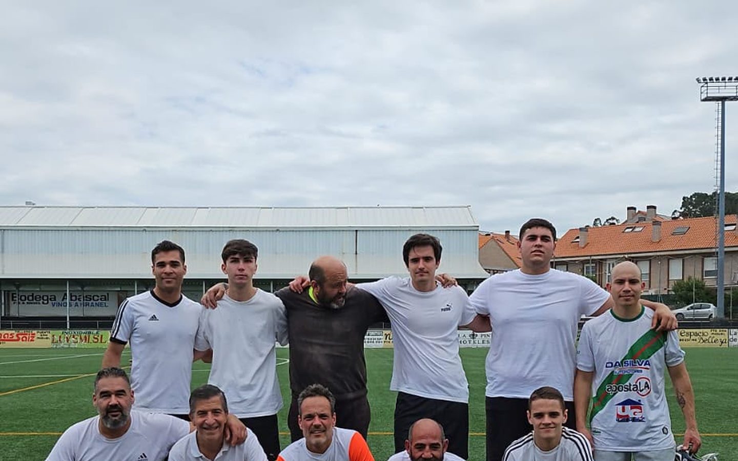 Grupo de jugadores posando en un campo de fútbol