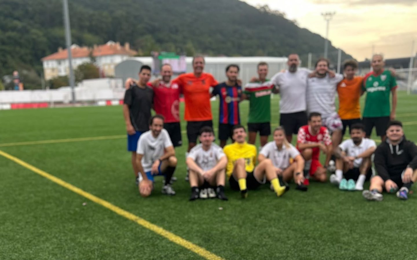 Equipo de fútbol posando en un campo de hierba artificial