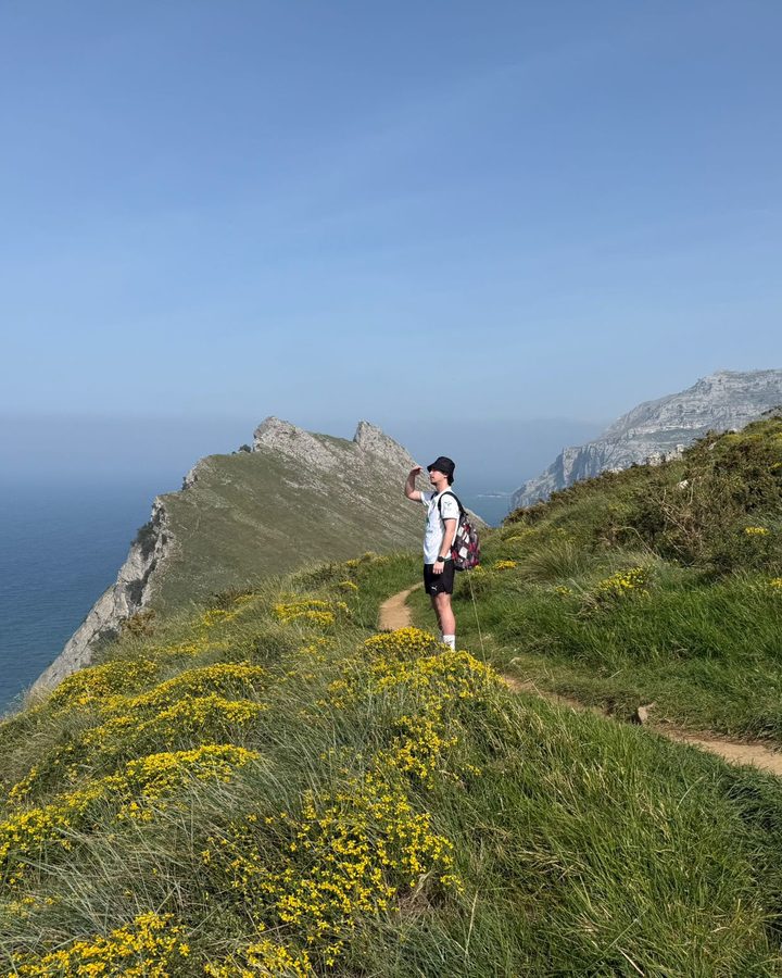 Mario en un sendero sobre un acantilado junto al mar